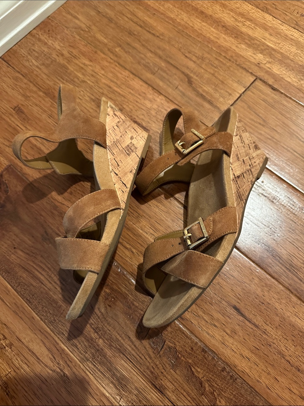 Vionic Tan Suede Wedge Sandals with Buckle Straps women’s 8.5 - Picture 2 of 5